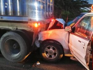 Lee más sobre el artículo Choca camioneta con tráiler en autopista Coliman-Manzanillo; hay 2 lesionados