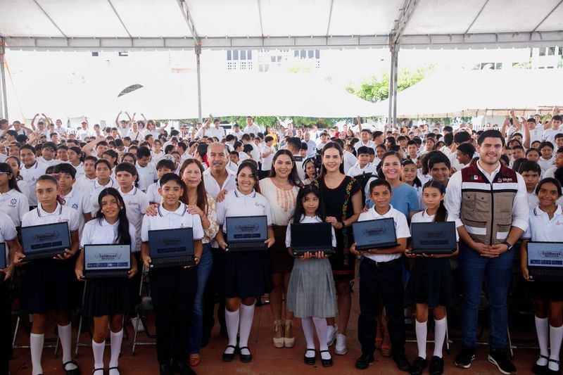 En este momento estás viendo Entrega gobernadora 2 mil 255 laptops gratuitas en Manzanillo, este sábado