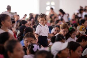 Lee más sobre el artículo Entregan Mi ColiBeca para Empezar a más de 3 mil estudiantes villalvarenses