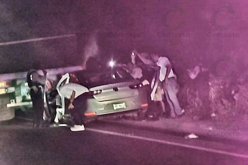 En este momento estás viendo Tecomán: dos lesionados deja choque entre auto y camión en Tecolapa