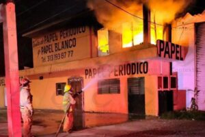 Lee más sobre el artículo Cortocircuito causa incendio en bodega de papel en Tecomán