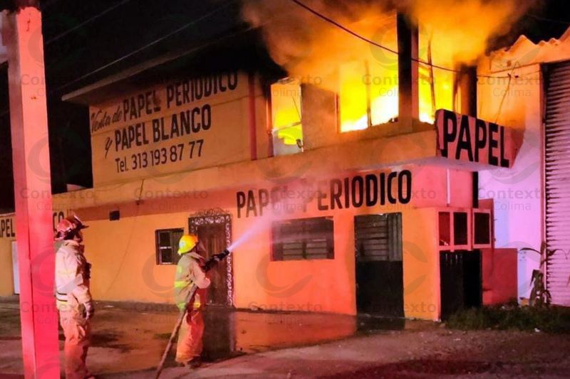 En este momento estás viendo Cortocircuito causa incendio en bodega de papel en Tecomán