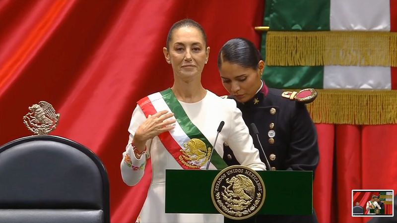 En este momento estás viendo Protesta Sheinbaum como presidenta, dirige mensaje a las mujeres y homenajea al expresidente