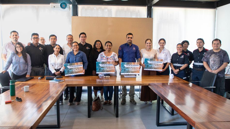 En este momento estás viendo Recibió alcaldesa el Atlas de Riesgos de Manzanillo; ‘la herramienta salvará vidas’