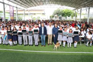 Lee más sobre el artículo Entregan laptops a estudiantes de Ixtlahuacán y Minatitlán