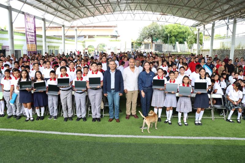 En este momento estás viendo Entregan laptops a estudiantes de Ixtlahuacán y Minatitlán