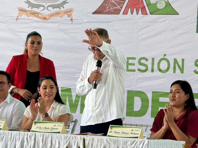 En este momento estás viendo Rinde protesta Cruz Méndez: ‘No sé hablar, pero sí sé trabajar’, señala