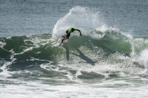 Lee más sobre el artículo Reconocen participación de surfistas colimenses en torneo mundial master