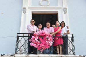 Lee más sobre el artículo Colocan lazo rosa en Ayuntamiento capitalino en apoyo a la lucha contra el cáncer de mama