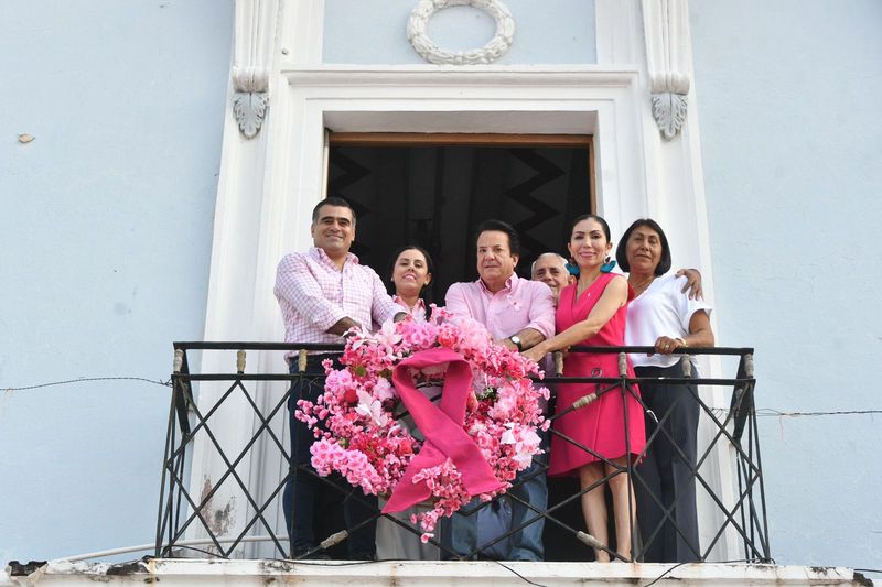 En este momento estás viendo Colocan lazo rosa en Ayuntamiento capitalino en apoyo a la lucha contra el cáncer de mama