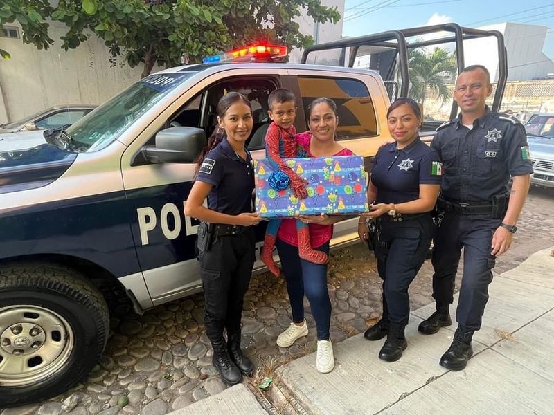 En este momento estás viendo Adelantan Policía de Tecomán Navidad a niño que los admira