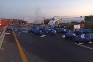 Lee más sobre el artículo Avisa PC cierre total de carriles de autopista Guadalajara-Colima, por accidente