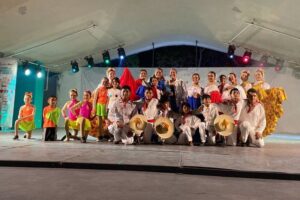 Lee más sobre el artículo Grupos de baile de Armería brillan en el Teatro del Pueblo de la Feria de Colima