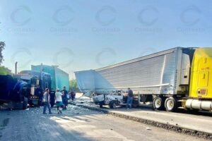 Lee más sobre el artículo Choque de 2 tráileres y camioneta en la autopista Colima – Manzanillo deja 3 heridos