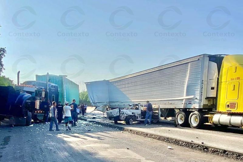 En este momento estás viendo Choque de 2 tráileres y camioneta en la autopista Colima – Manzanillo deja 3 heridos