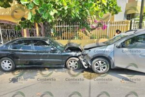 Lee más sobre el artículo Deja choque con 2 vehículos estacionados 3 lesionados, entre ellos un menor