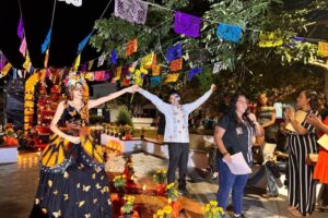 Lee más sobre el artículo Exhiben altares de muertos en el jardín de Armería