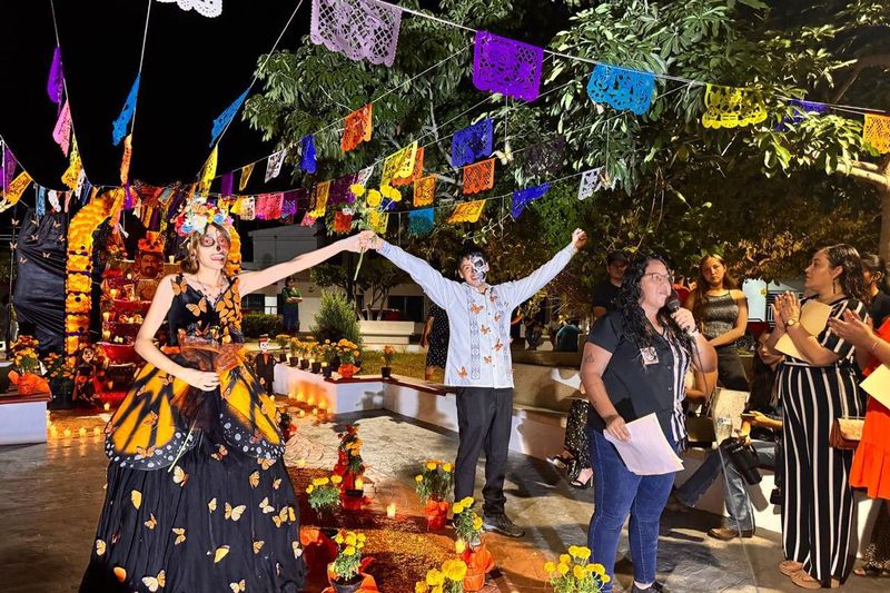 En este momento estás viendo Exhiben altares de muertos en el jardín de Armería