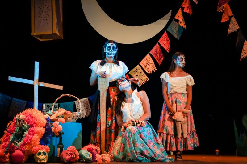 En este momento estás viendo Con ‘El Banquete de los Muertos’, celebra Código de Barras 15 años de vida