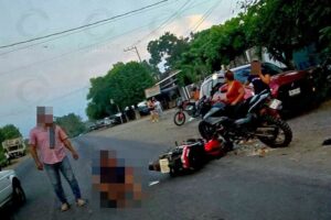 Lee más sobre el artículo Choque entre 2 motos en Armería deja 2 heridos