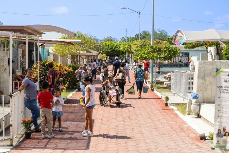 En este momento estás viendo Alrededor de 9 mil personas visitaron el panteón de Tecomán