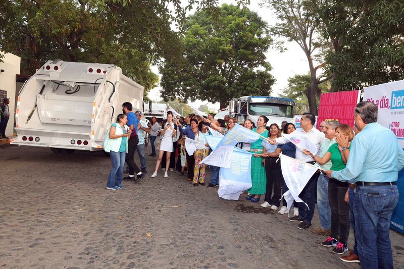 En este momento estás viendo Riult Rivera entrega 3 nuevos camiones compactadores de basura