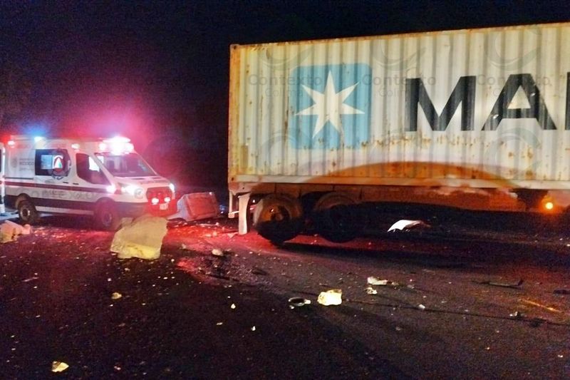 En este momento estás viendo Tráiler impacta muro de contención en la autopista Manzanillo – Colima