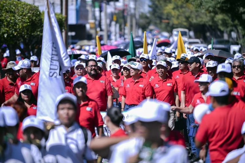 En este momento estás viendo Marchan más de 3 mil trabajadores universitarios por 44 aniversario del Sutuc