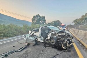 Lee más sobre el artículo Impacta camioneta con barrera central, cerca de Tecolapa; hay un herido