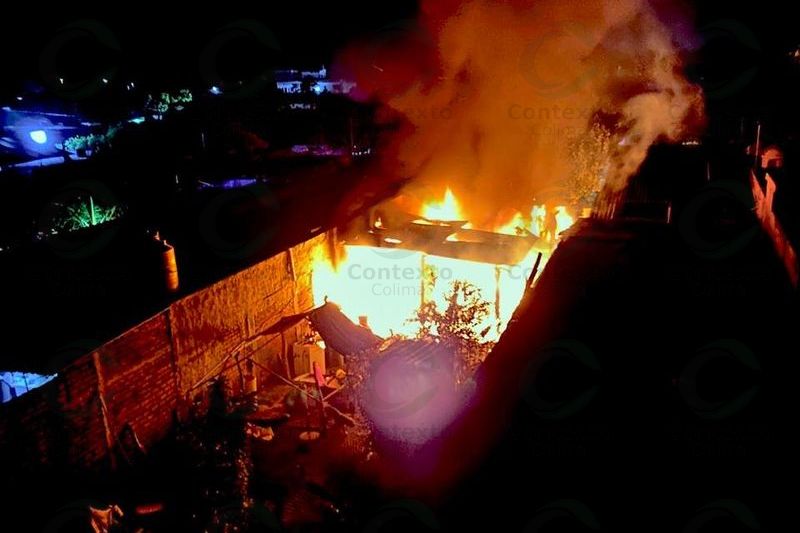 En este momento estás viendo Se incendia una casa en Tecomán; rescatan a cachorro del fuego