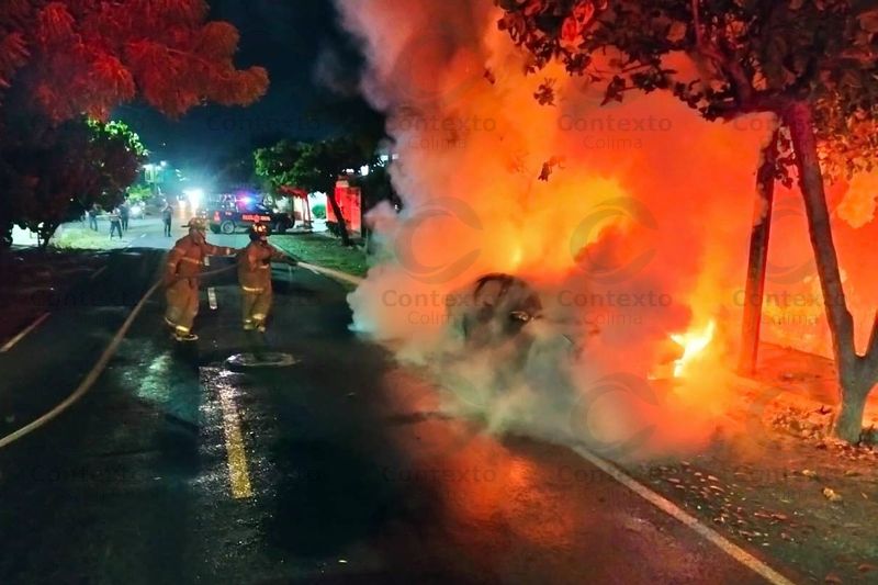 En este momento estás viendo Se incendia vehículo en la colonia Tepeyac, en Tecomán