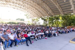 Lee más sobre el artículo Lleva gobierno Mi ColiBeca para Empezar a más de mil 400 estudiantes de Comala