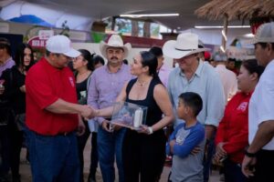 Lee más sobre el artículo Recorrió gobernadora Pabellón Agropecuario, Campesino y Expo Ganadera