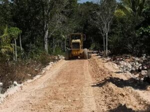 Lee más sobre el artículo Reparan maquinaria para rehabilitar caminos sacacosechas en Tecomán