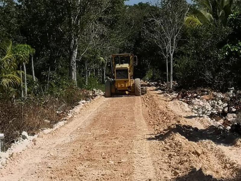 En este momento estás viendo Reparan maquinaria para rehabilitar caminos sacacosechas en Tecomán