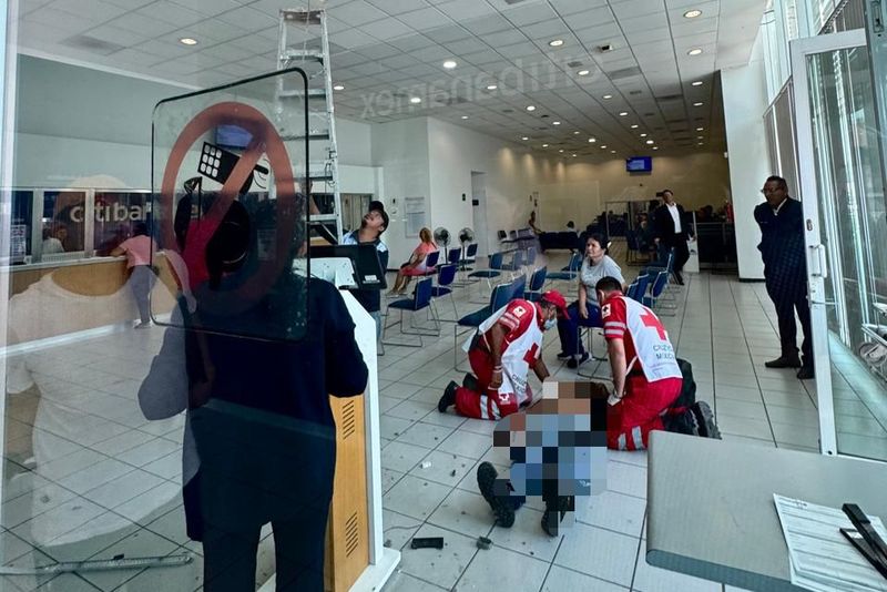 En este momento estás viendo Trabajador lesionado al recibir descarga eléctrica en un banco en Tecomán