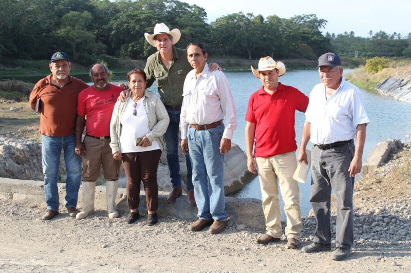 En este momento estás viendo Supervisan sustitución de compuertas en canales de la Unidad de Riego del Valle de Armería