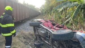 Lee más sobre el artículo Tren impacta vehículo en entrada a Nuevo Milenio, en Colima capital