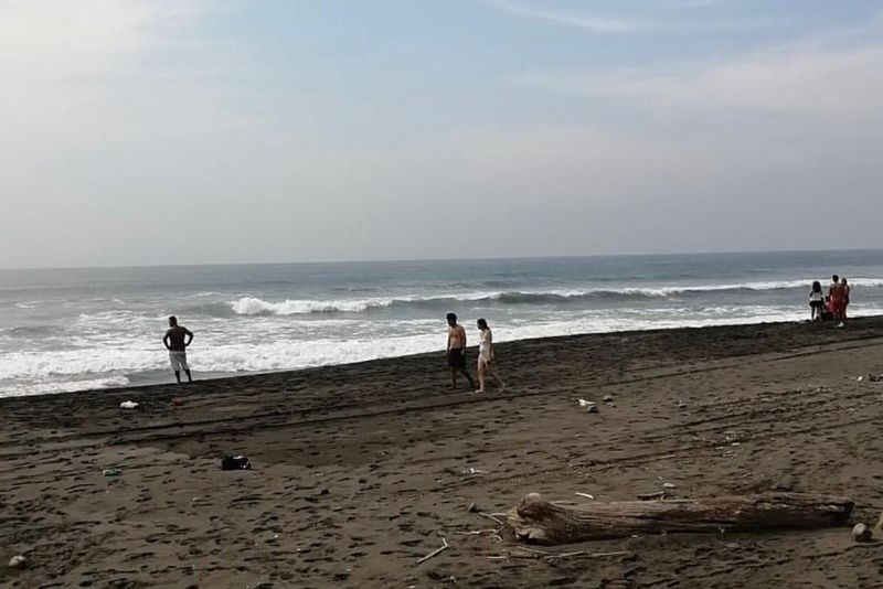 En este momento estás viendo Arrastra mar a 2 hombres en Cuyutlán; logran rescatar a uno