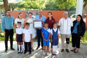 Lee más sobre el artículo Entrega Educación obra de energía limpia en primaria de Cerro de Ortega