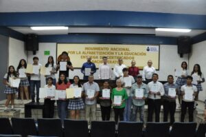 Lee más sobre el artículo Entregan 31 certificados de educación básica a adultos