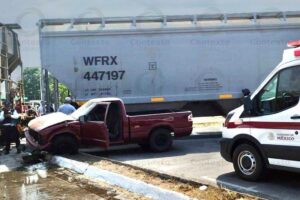 Lee más sobre el artículo Armería: camioneta impacta al tren; conductor resulta ileso