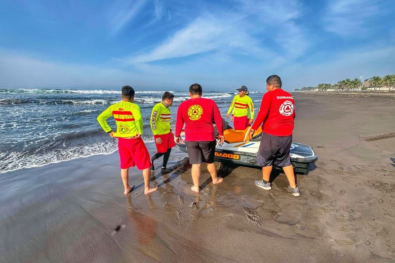 En este momento estás viendo Continúa búsqueda de joven desaparecido en el mar en Cuyutlán