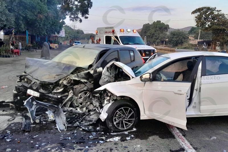 En este momento estás viendo Choque entre 3 autos deja 2 lesionados en la autopista a Tecomán