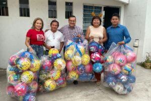 Lee más sobre el artículo Realiza PRI Tecomán entrega de regalos y paquetes para fiestas navideñas