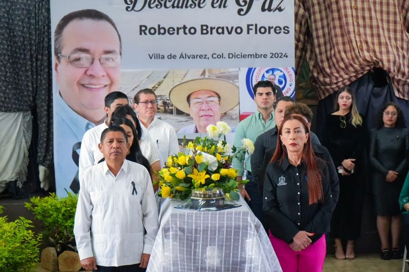 En este momento estás viendo Rinde Villa de Álvarez homenaje luctuoso a Roberto Bravo