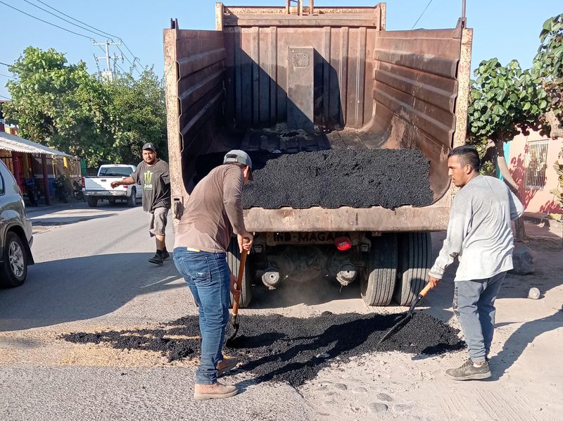 En este momento estás viendo  Gestiona alcalde de Armería mejora de infraestructura vial en comunidades