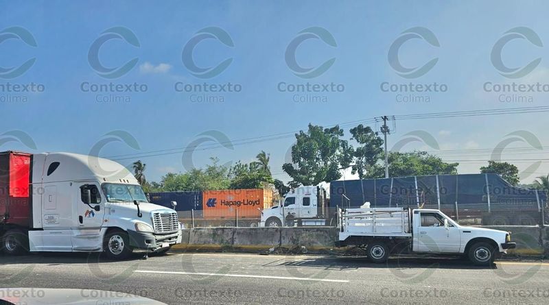 En este momento estás viendo Tráiler impacta a camioneta en la autopista Colima-Manzanillo: hay 13 personas lesionadas