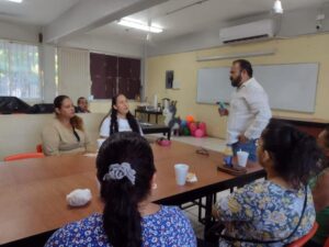 Lee más sobre el artículo Imparten charla sobre riesgo de vapes en secundaria de Tecomán