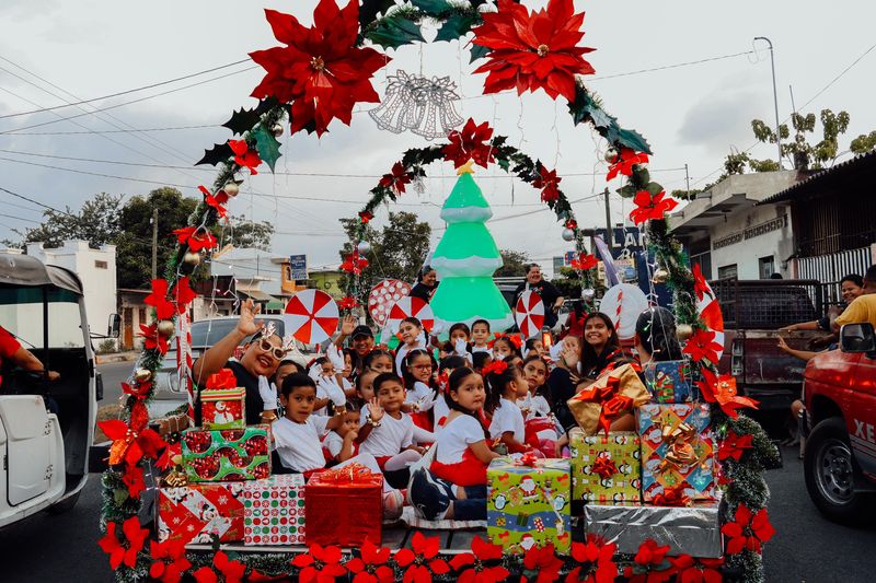 En este momento estás viendo Participan 35 remolques en primer desfile “Navidad Rodante 2024” en Tecomán